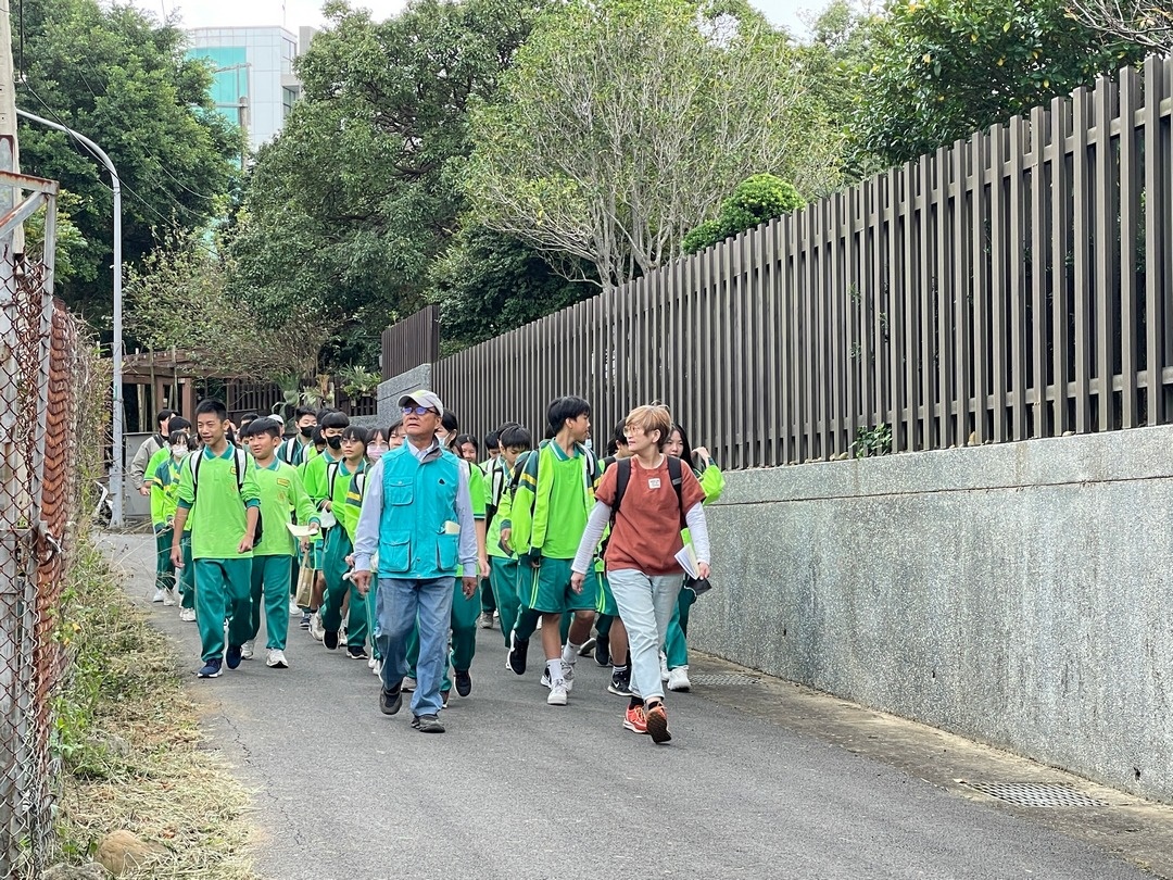 帶學生進行楊梅在地文化踏查活動